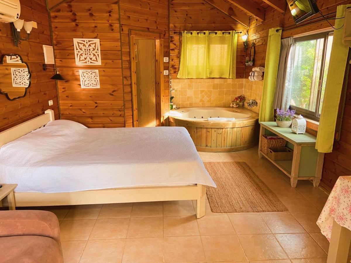 Julie'S Cabins Neot Golan Luaran gambar
