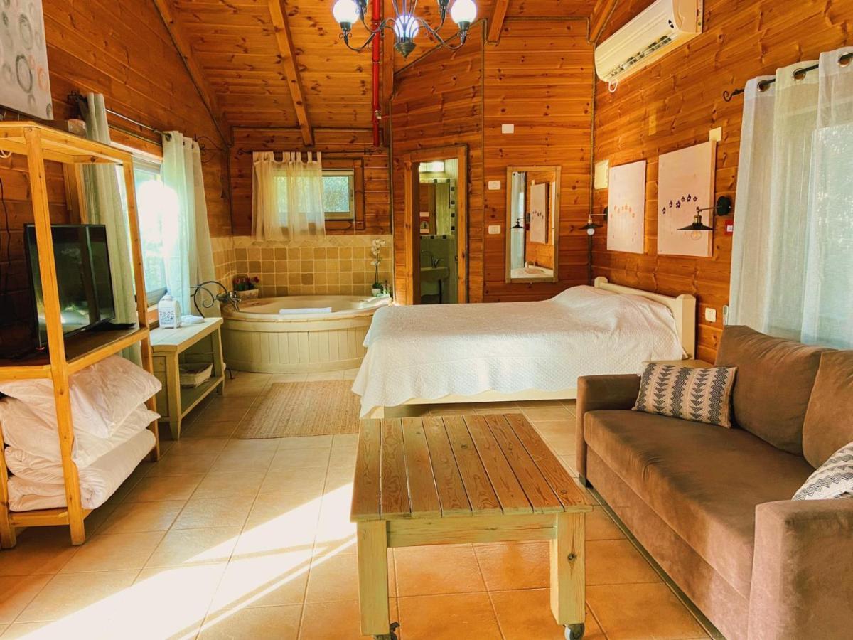 Julie'S Cabins Neot Golan Luaran gambar